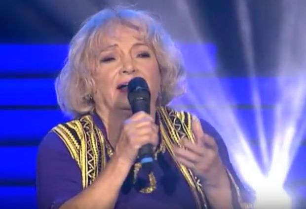 ДОБРИЛА ИМА 90 ГОДИНА И ПРАВИ ШОУ НА СЦЕНИ: Гласом и младалачким изгледом одушевљава публику (ВИДЕО)