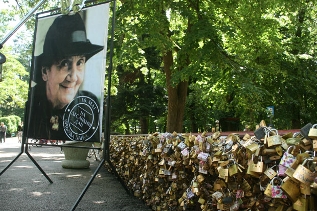 ЧУВАЈУ УСПОМЕНУ НА ПЕСНИКИЊУ: Десанкин дан на врњачком мосту љубави (ФОТО)