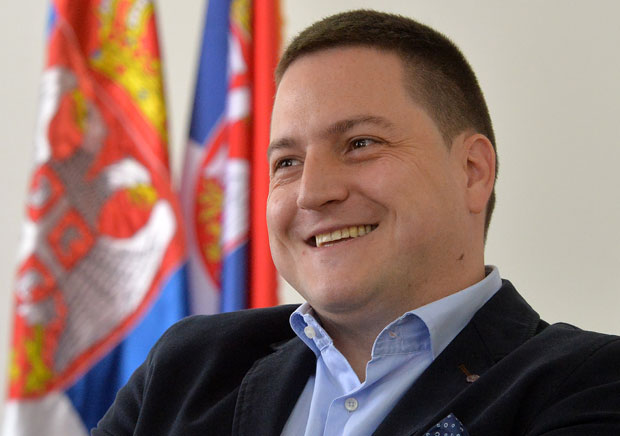 Шпијунка: Бранко Ружић oкружен дамама