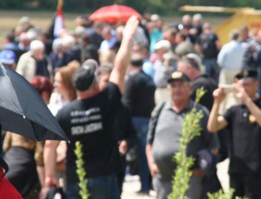 ПОЛИЦИЈА РЕАГОВАЛА У БЛАЈБУРГУ: Шест ухапшених због фашистичких симбола на усташком скупу