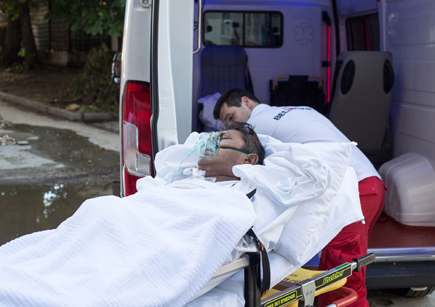 СИНАН САКИЋ ПРЕМЕШТЕН НА ПРИВАТНУ КЛИНИКУ, ЊЕГОВА ЖЕНА ТВРДИ: Држали су га везаног, нису га окупали 18 дана! (ВИДЕО / ФОТО)
