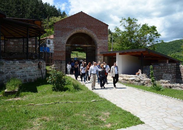 БУДУЋЕ ДИПЛОМАТЕ НА КОСМЕТУ: Привилегија је упознати извориште наше културе (ФОТО)