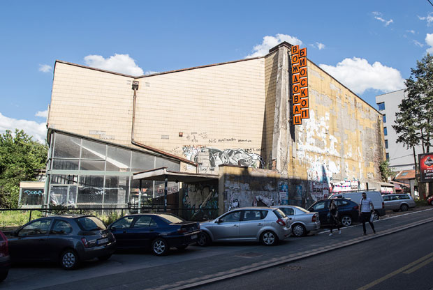 Филм приказују испред биоскопа „Вождовац”