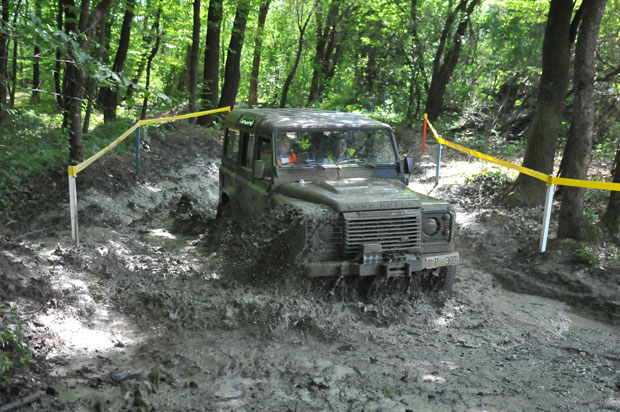 ТАКМИЧЕЊЕ ВОЈНИХ ВОЗАЧА: Вештине на четири точка (ФОТО)