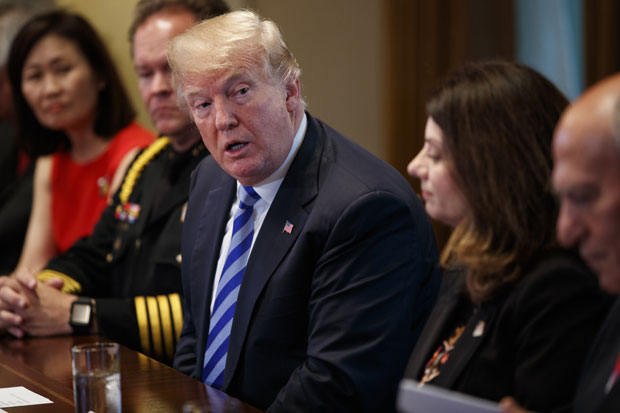 ТРАМП ИЗВРЕЂАО ИМИГРАНТЕ: То нису људи, то су животиње!
