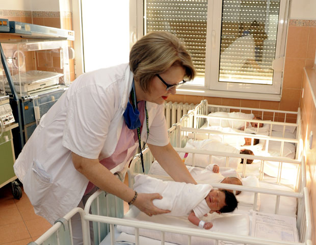 Због замене беба смењен шеф гинекологије, разрешене дужности начелница и главна сестра