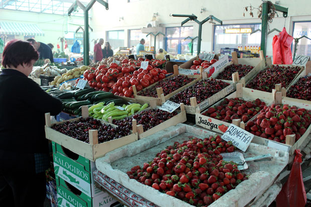 ДОБРА ПОНУДА СЕЗОНСКОГ ВОЋА: Цена јагода мења се на три сата, највише има трешања