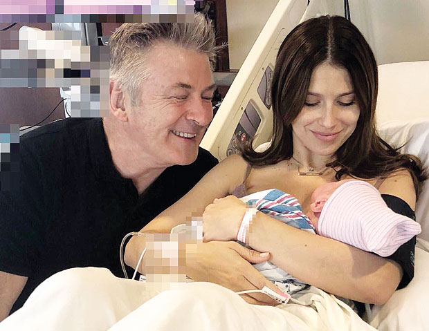 Алек Болдвин пети пут постао отац