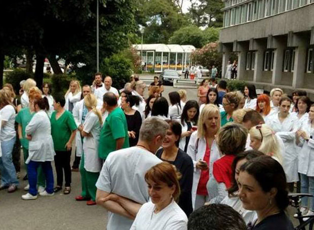 ЗАМЕНА БЕБА У ЦРНОЈ ГОРИ: Лекари подржавају директора