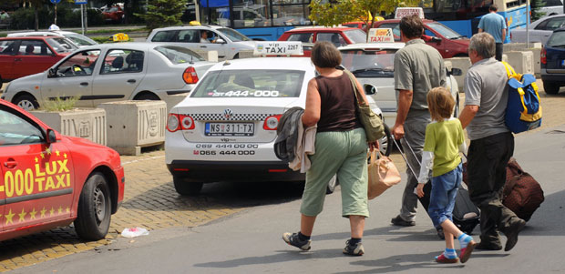 Нови Сад: Таксисти пљачкају неупућене путнике