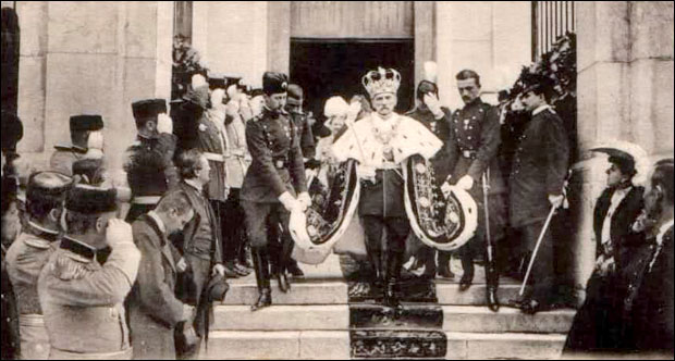 ЦРНОГОРЦИ ОПЕТ ИЗБАЦУЈУ СВЕ ШТО ЈЕ СРПСКО: Пљевља протерују краља Петра Карађорђевића