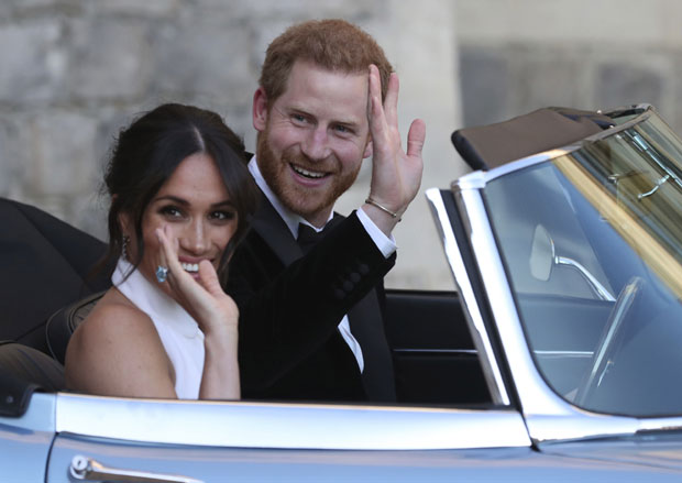 МЕГАН И ХАРИ ОТИШЛИ НА ЖУРКУ: Младина друга венчаница, вожња јагуаром за опуштенију прославу са пријатељима (ФОТО)