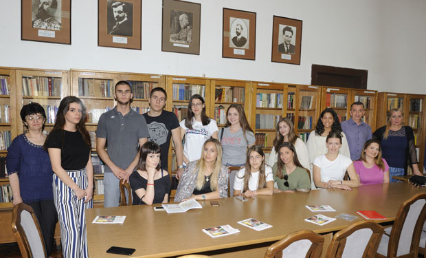 Јаке емоције преплавиле ђачке клупе