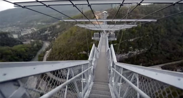 Пешачки висећи мост у Сочију од којег застаје дах (ВИДЕО)