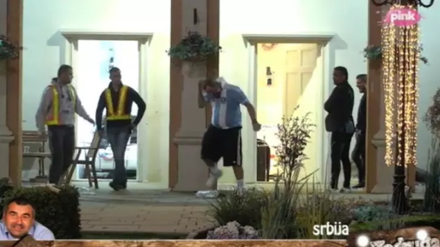 Мики бесан себе ударио каменом у главу, па признао: Одљубио сам се, она је случај! (ВИДЕО)