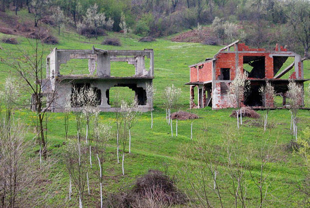 ФЕДЕРАЦИЈА БиХ НЕЋЕ ДА МЕЊА ЗАКОН: Срби остају без кућа и земљишта 