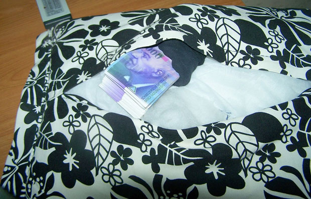 Откривено 117.000 швајцарских франака у чарапи ушивеној у јастук (ФОТО)