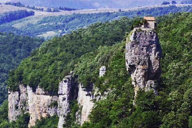 НАЈМИРНИЈЕ МЕСТО НА СВЕТУ: Живот на стени високој 40 метара
