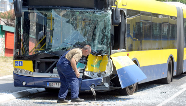 НЕСРЕЋА У БЕОГРАДУ: Аутомобил ударио у аутобус, тешко повређен возач кола