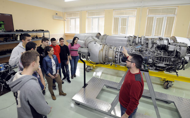 Авио-техничари са свим петицама