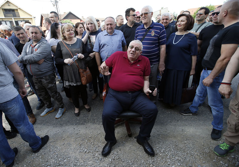 Шешељ тражи Хагу право жалбе, спрема сведоке из Хртковаца