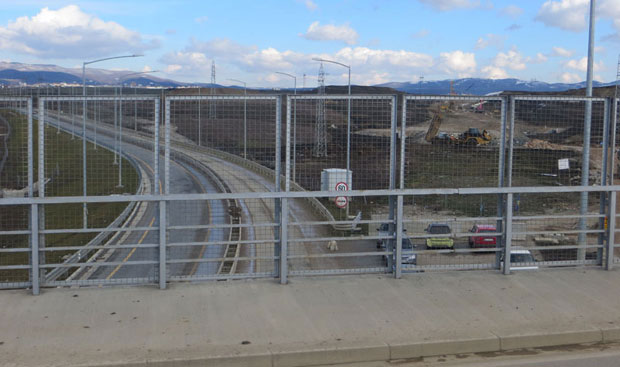 ОТИМАЊЕ ИМАЊА НА КиМ: Ауто-пут преко земље расељених!