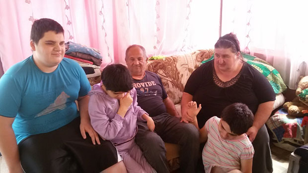 ЖИВОТНА ДРАМА ПОРОДИЦЕ СМУКОВ: Ћерке и син нас научили да будемо још јачи!