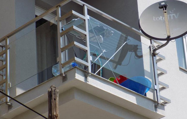 Беба се провукла испод ограде балкона