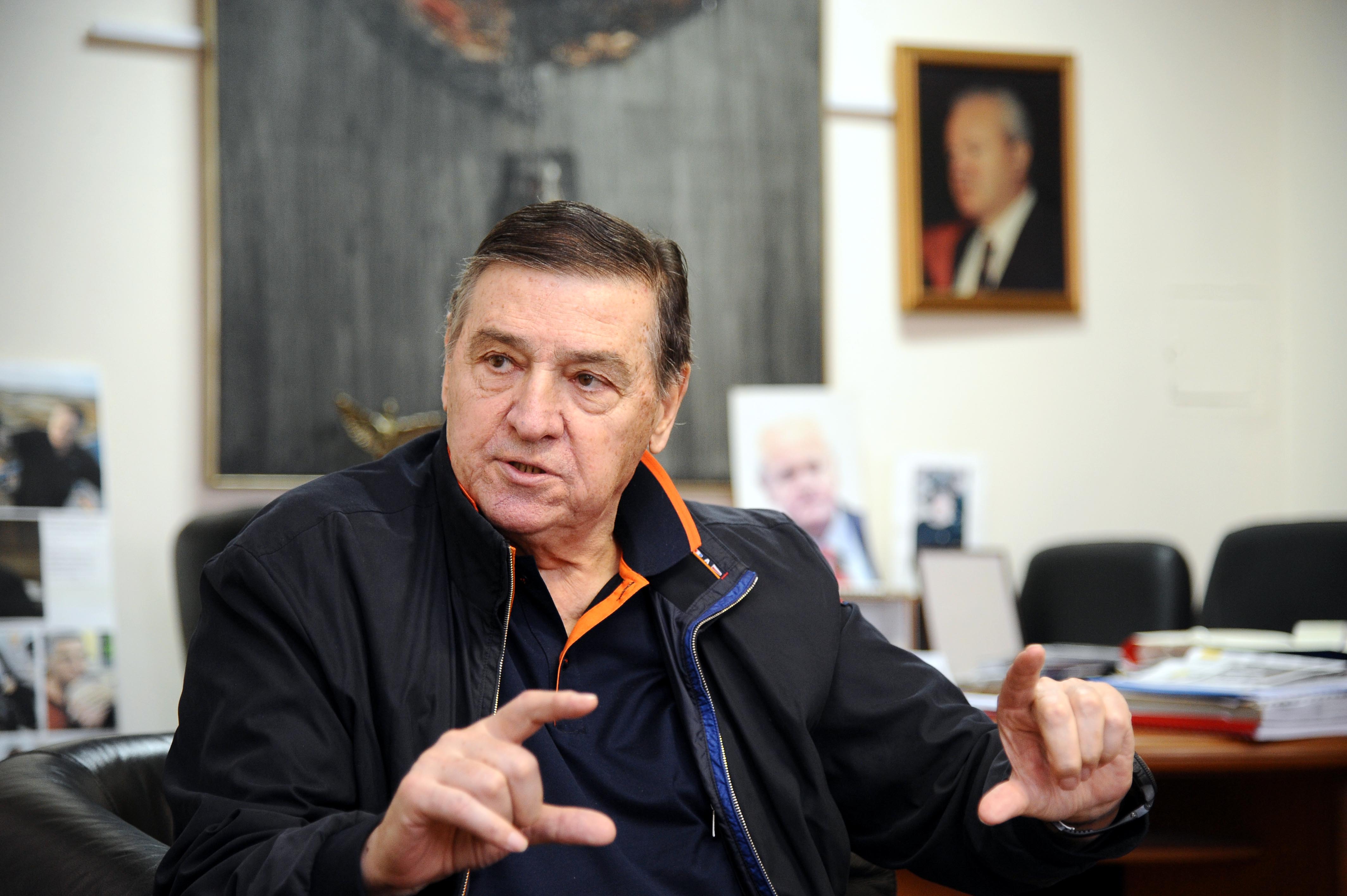 Шпијунка: Мрка добио мобилни од Ане