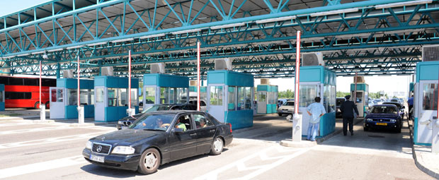 МУП моли Мађаре да признају саобраћајне дозволе