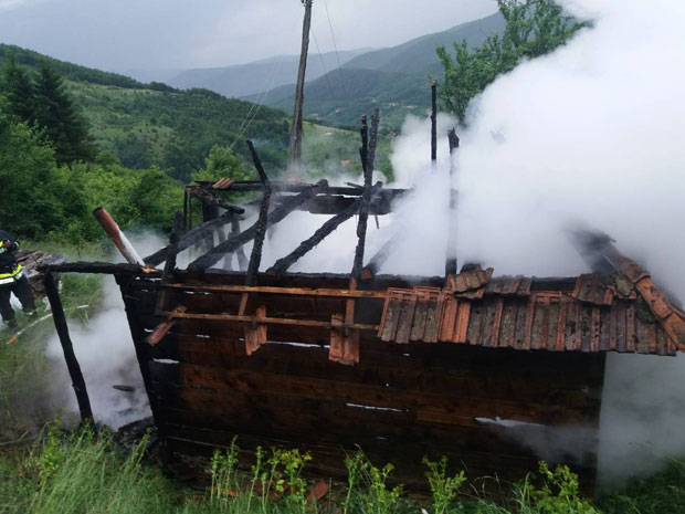 Гром запалио кућу у околини Пријепоља (ФОТО)