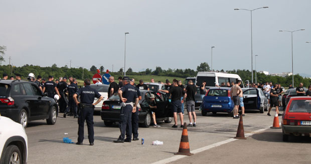 Зараћене Партизанове навијачке групе жестоко се сукобиле на наплатној рампи код Наиса: Крваве главе на ауто-путу
