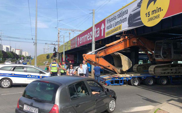 Необична несрећа, камион са багером одвалио надвожњак 