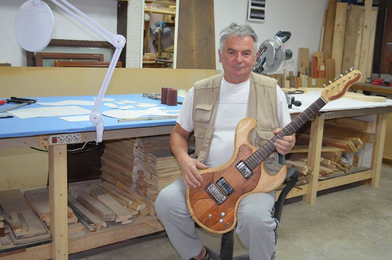 СРПСКА ГИТАРА СВИРА СРЦЕМ: Самоуки мајстор направио необичан инструмент