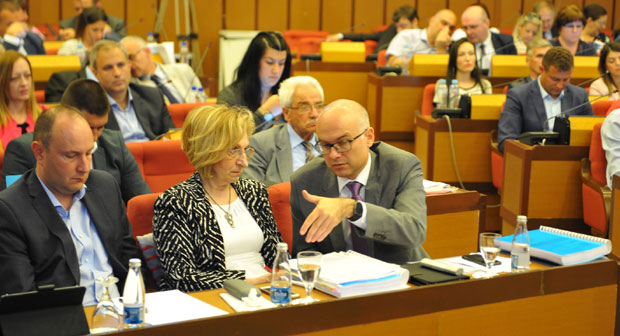 НС: Проблем и вишак у каси