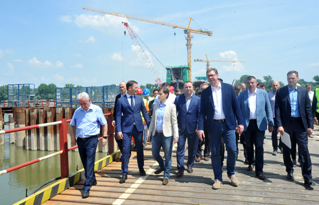 Вучић обишао радове на изградњи моста на Коридору 11 (ФОТО)