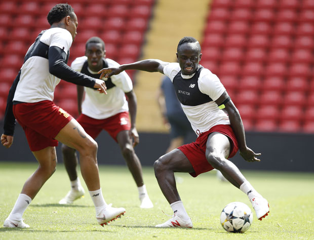 ДИВАН ГЕСТ МАНЕА: Фудбалер Ливерпула послао 300 дресова у своје родно село