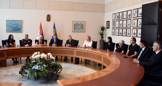 Стефановић са породицама настрадилих припадника МУП-а 