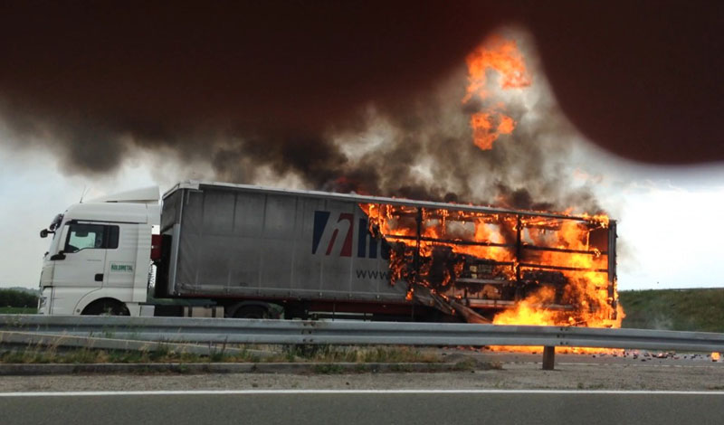 ФОТО: Запалио се камион код Пећинаца, рашчишћавају се километарске колоне