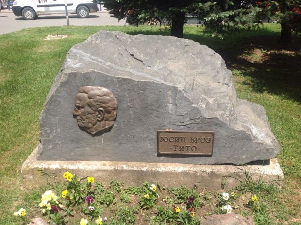 Кукасти крст и графити на спомен обележју Јосипу Брозу у Куманову