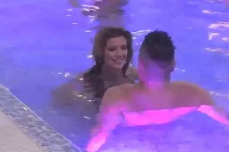 КИЈА И СЛОБА СЕ БРЧКАЛИ У БАЗЕНУ: Умало пао пољубац (ВИДЕО)