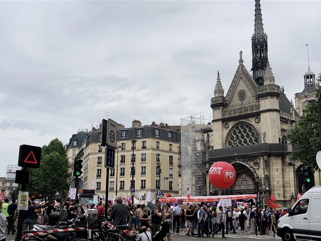 УЛИЦА ПРОТИВ МАКРОНА: Стотине хиљада људи протествовало због политике француске владе