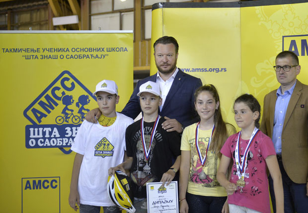 ТАКМИЧЕЊЕ ШТА ЗАНАШ О САОБРАЋАЈУ: Четири најбоља основца представљају АМСС у Будимпешти