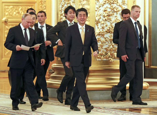 АБЕ У ПОСЕТИ ПУТИНУ: Курилска острва остају трн у оку две државе