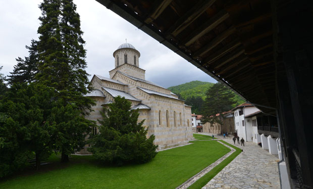 ХАРАДИНАЈ УДАРИО НА СРПСКУ СВЕТИЊУ: Албанци багерима и градњом пута тик уз манастир намерно угрожавају Високе Дечане