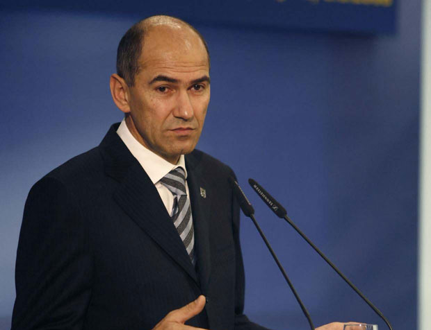 Дежелу ће спасавати жицом