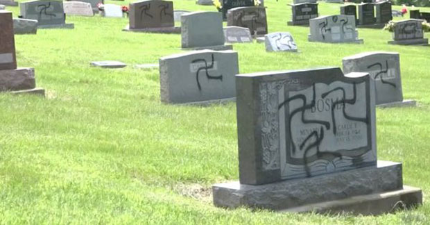 Цртао кукасте крстове по кућама и гробљу