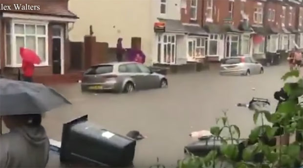 Старији мушкарац настрадао у невремену у Британији (ВИДЕО)