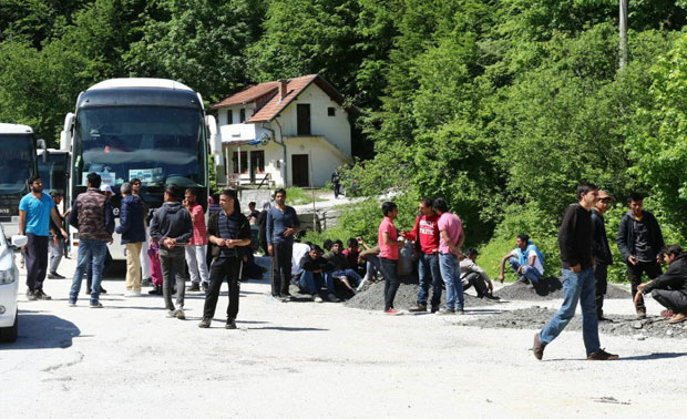 ТУЧА МИГРАНАТА У МОСТАРУ: Стражар повређен у покушају да спречи сукоб