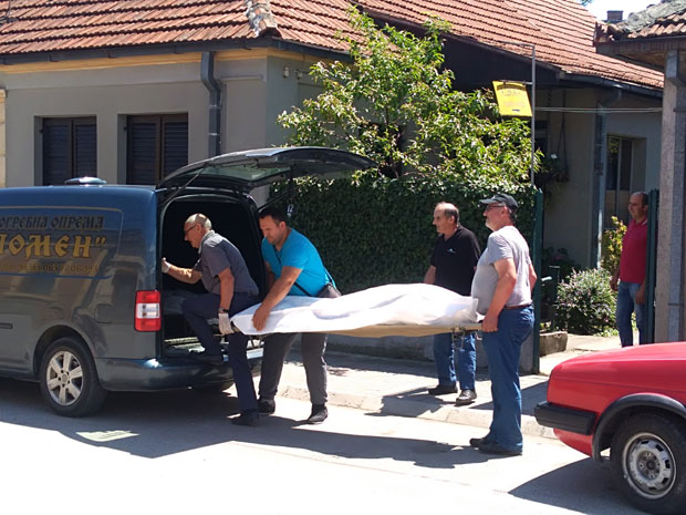 Преминула од туге поред мртвог мужа (ФОТО)